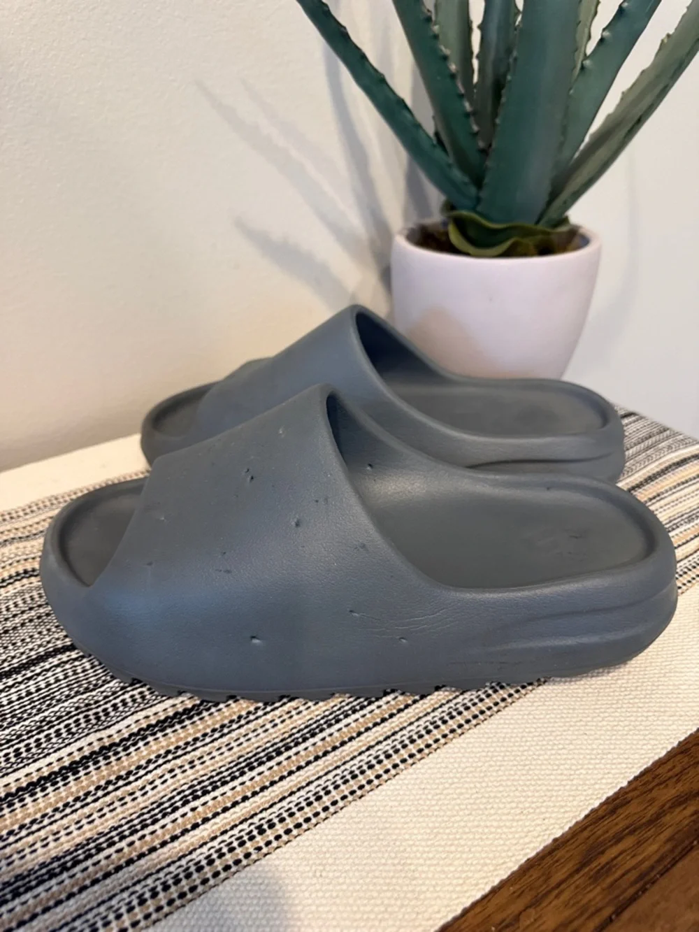 Yeezy Men's Slate Gray Foam Slide Shoes Size 9 FLAW